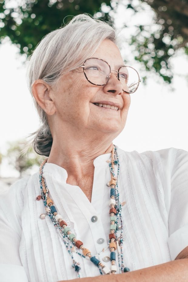 Une femme souriante en extérieur